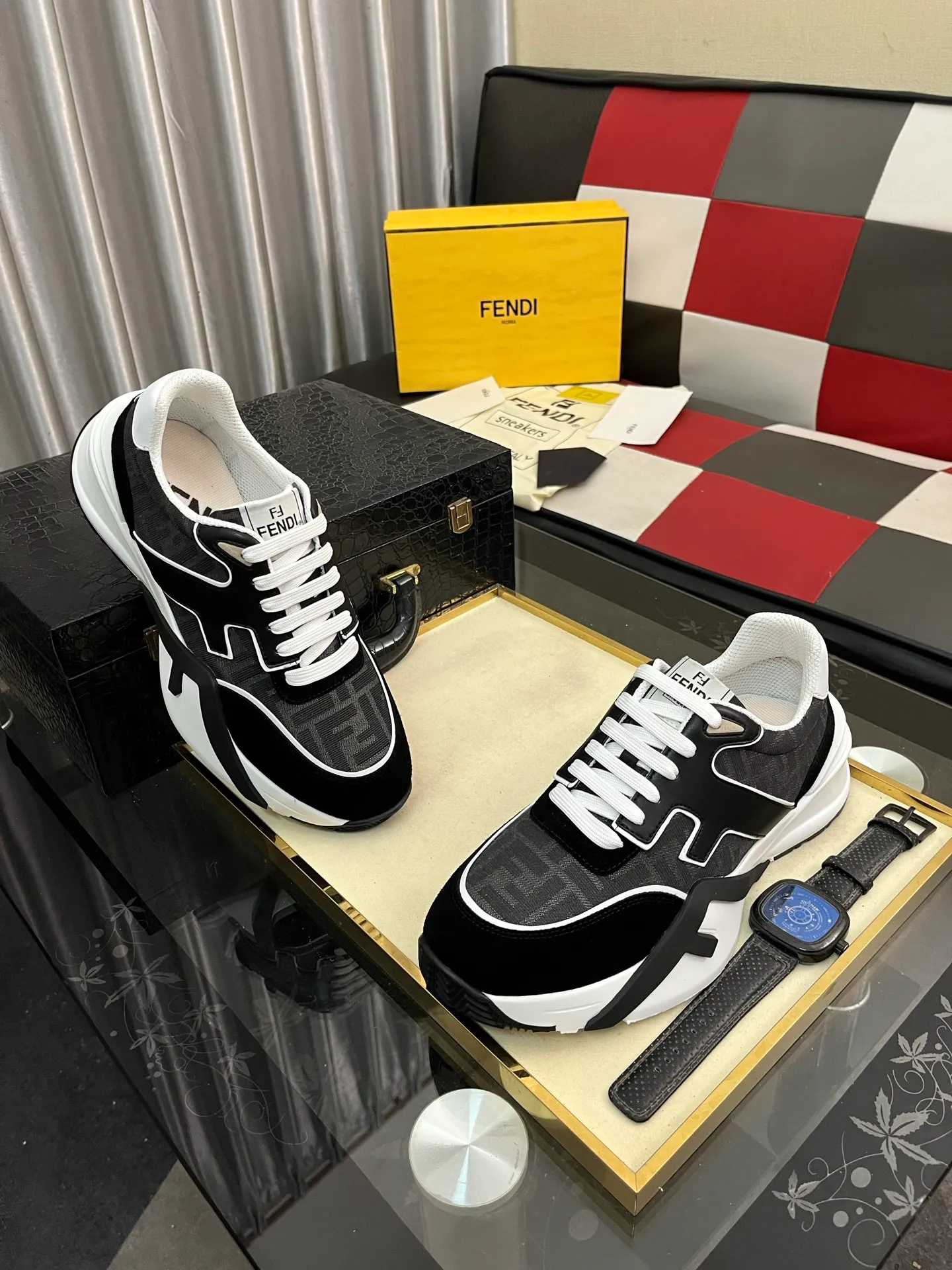 Men's men's shoes 💰560⌚️⌚️FENDI.•FENDI unique modern style sneakers. Counter purchasing🏃casual shoes😍😍 Original breathable fly-knit mesh imported from Italy (refuses to discolor and abrade feet) soles: Original soles specially provided by the original factory, super cool😍 French lazy style design ⚠️ Original quality, super comfortable and wear-resistant original soles. Code number: 38-442️⃣Colors available